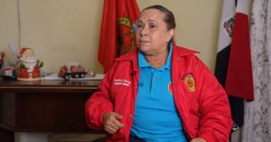 Entre lágrimas, mujer bombera narra cómo alcalde de San Pedro la pensionó, pero sin recibir salario