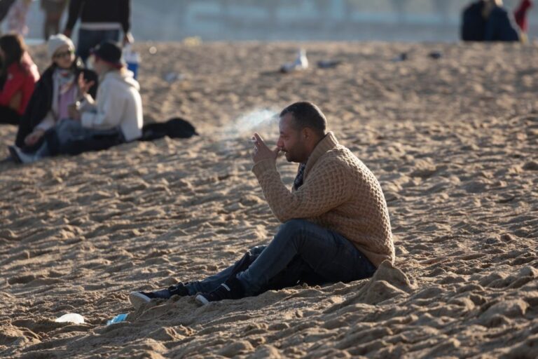 Francia prohibirá fumar en playas, parques y entorno a centros escolares