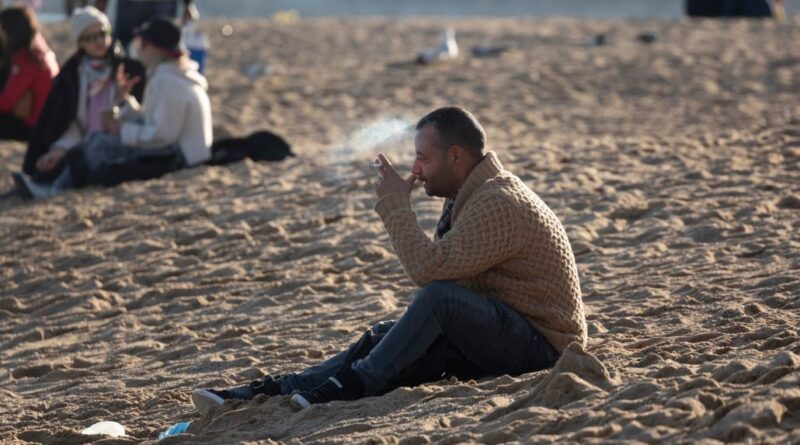 Francia prohibirá fumar en playas, parques y entorno a centros escolares