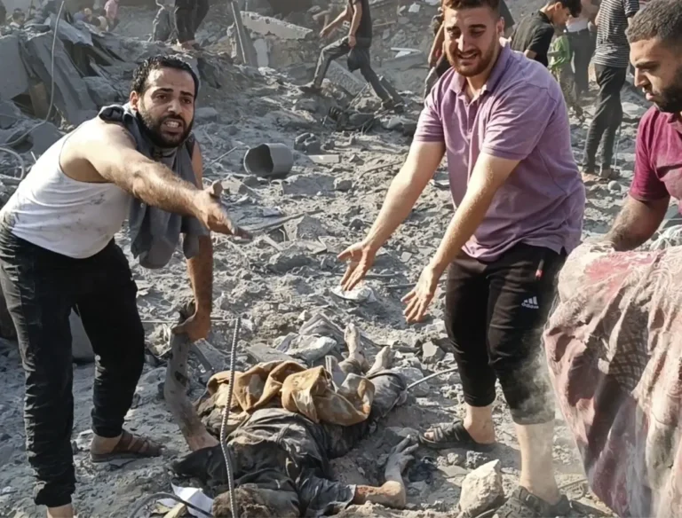 Israel mata 145 personas al atacar campo de refugiados