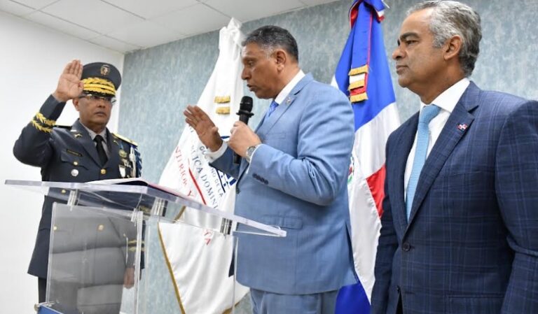 Ministro juramenta director PN y le exhorta asumir transformación