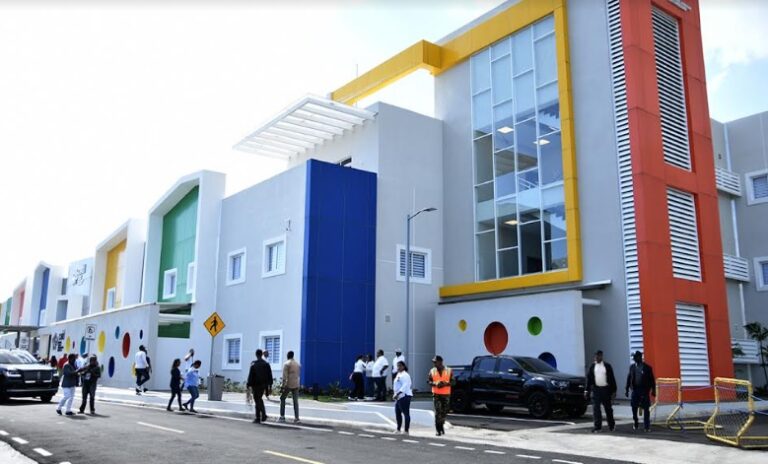 Presidente inaugura un centro de atención a discapacidad en SDE
