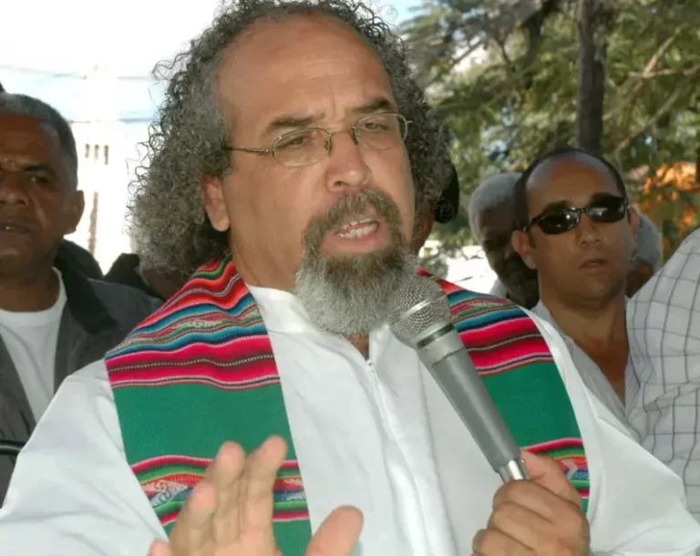 Rogelio, a punto de romper con Iglesia Católica