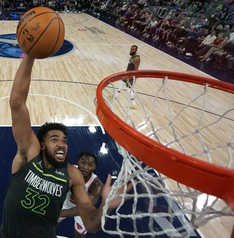 Towns anota 20 en triunfo Wolves; Antetokounmpo encesta 42 puntos