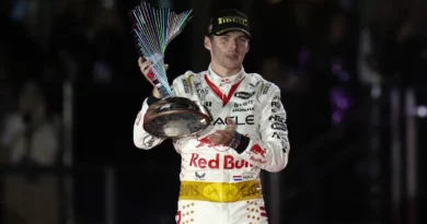 Verstappen suda para ganar carrera F1 en Las Vegas