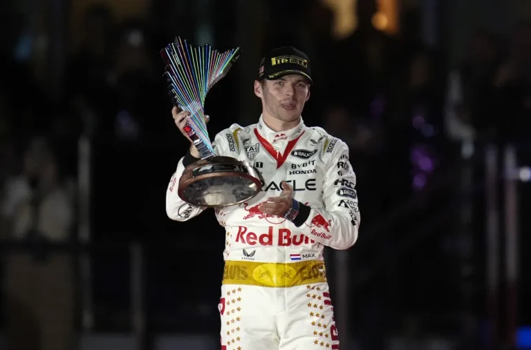 Verstappen suda para ganar carrera F1 en Las Vegas