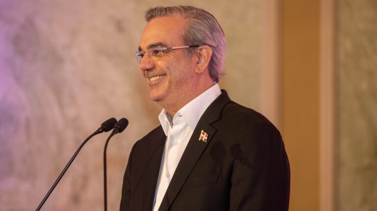 Presidente anuncia bono navideño $1,500 para 2.5 mm de personas