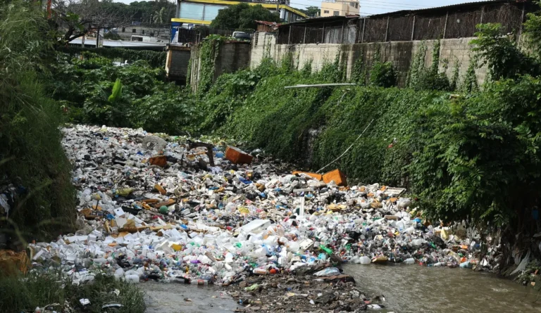 Habitantes cerca o encima cañadas listos para salir