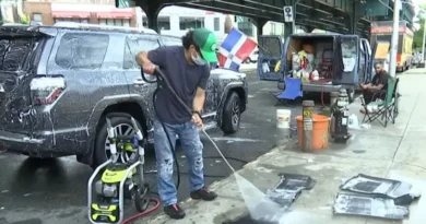 Buscan regular lavaderos de vehículos en calles NYC; dominicanos dominan ese mercado