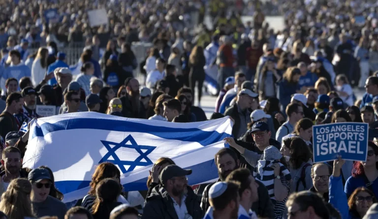 Israel dice tomó sede de gobierno de grupo Hamás