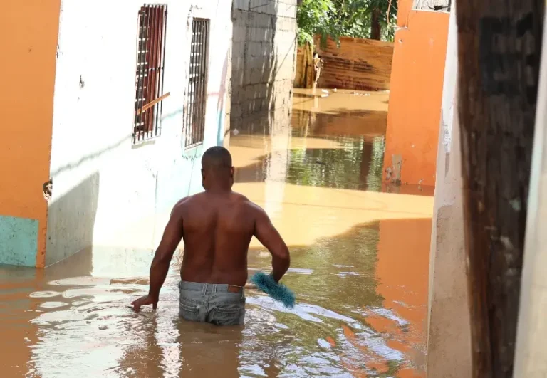 Tres temas que las inundaciones se llevaron (INTRANT, Haití y alianzas de los partidos)
