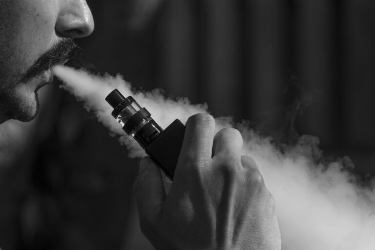 Doctores alertan uso de vape puede generar aumento de diversos cánceres