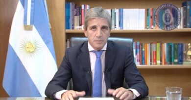 ARGENTINA: Gobierno devalúa el peso y corta los gastos públicos