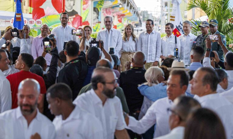 Luis Abinader y Carolina Mejía reinauguran la Duarte con París