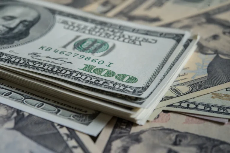 El dólar supera los 57.43 pesos para la venta