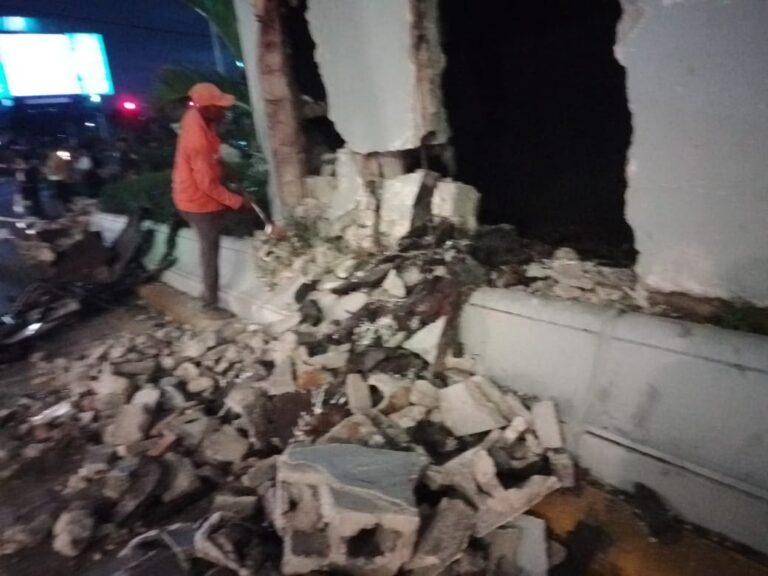 Escombros caen túnel de la 27 y provocan miedo y tapón