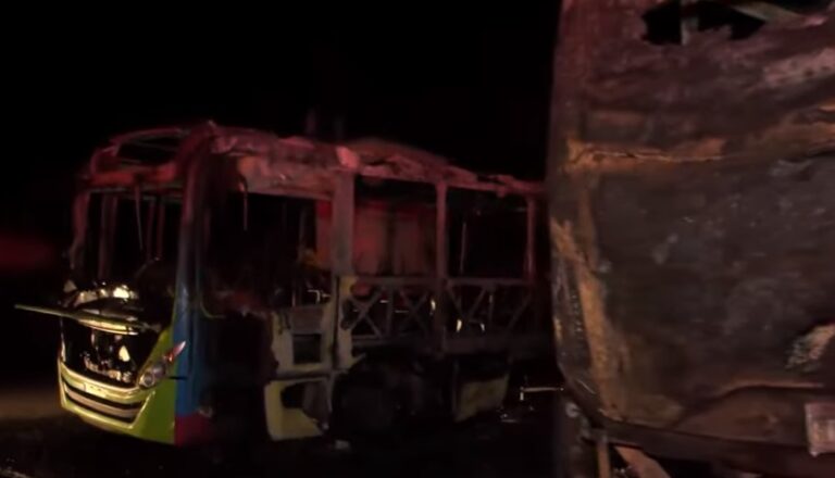 Incendio deja calcinados tres autobuses de la OMSA; caso se investiga