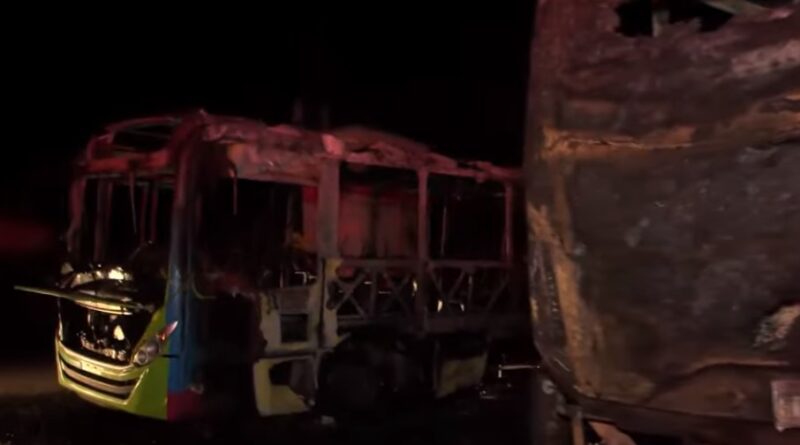 Incendio deja calcinados tres autobuses de la OMSA; caso se investiga