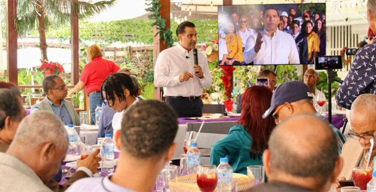 Luis Alberto sostiene almuerzo con medios periodísticos de SDE.