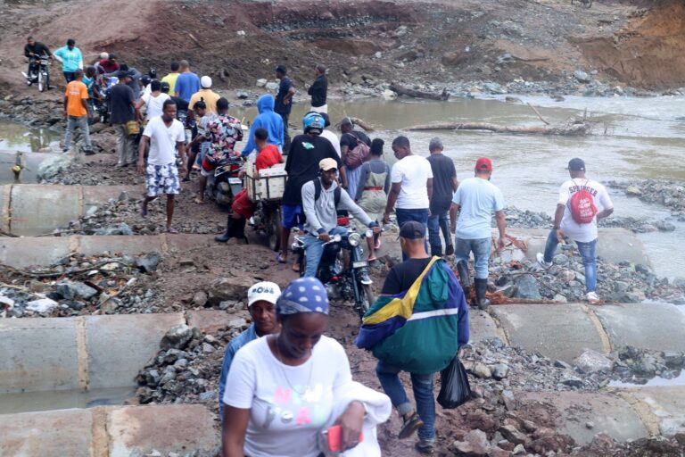 Municipios de Monte Plata ayer seguían incomunicados con SD