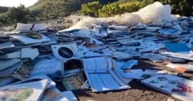 Suspenden directora de escuela en Azua por mandar a botar libros de texto a la basura