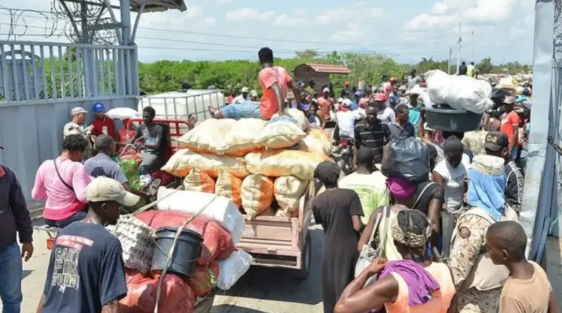 Haitianos logran cruzar al mercado de Dajabón para adquirir productos