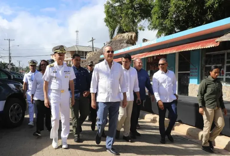 Presidente Abinader entrega varias obras en Samaná