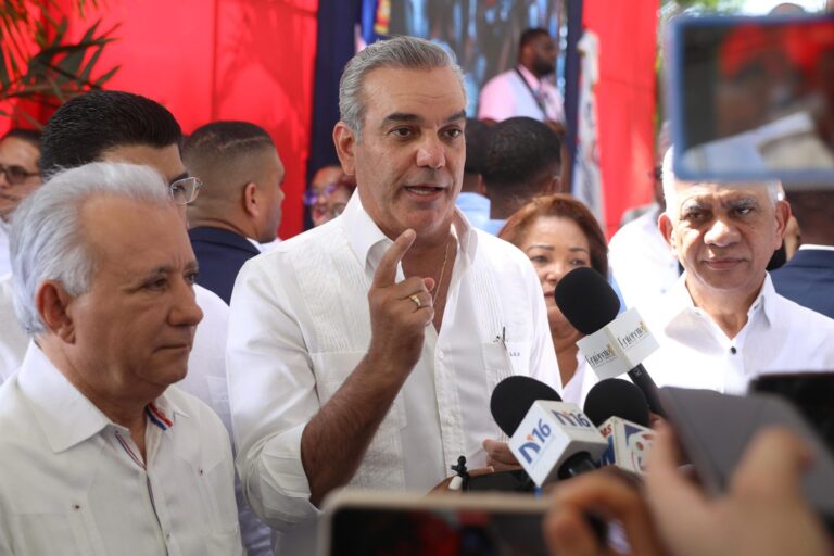 Presidente Abinader instruye iniciar proceso de titulación para 86 mil personas en La Victoria