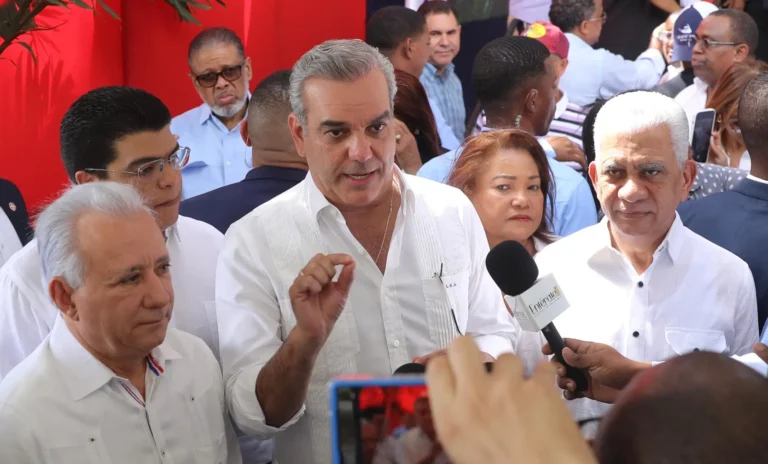 Abinader invita a sectores a discutir sobre ley crea la DNI