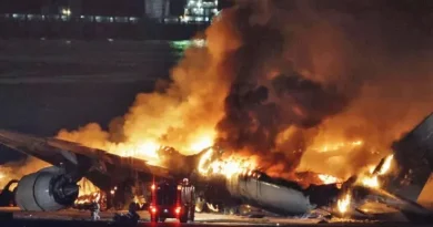 Avión chocó contra una aeronave militar y se incendió: hay cinco muertos