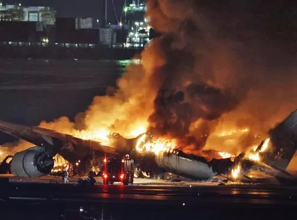 Avión chocó contra una aeronave militar y se incendió: hay cinco muertos