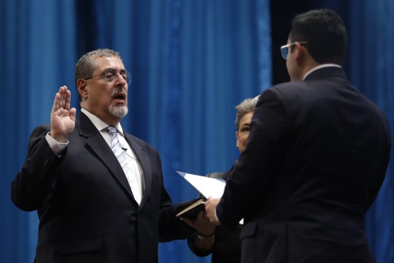 Bernardo Arévalo ya es presidente de Guatemala pese a un último intento de opositores por impedirlo