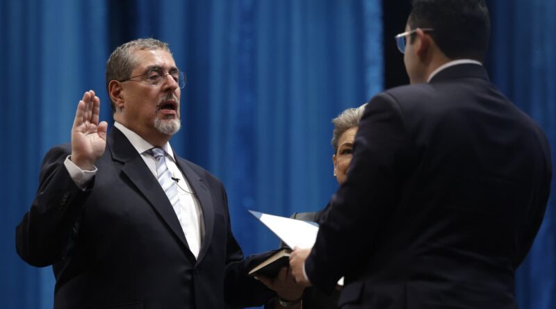 Bernardo Arévalo ya es presidente de Guatemala pese a un último intento de opositores por impedirlo