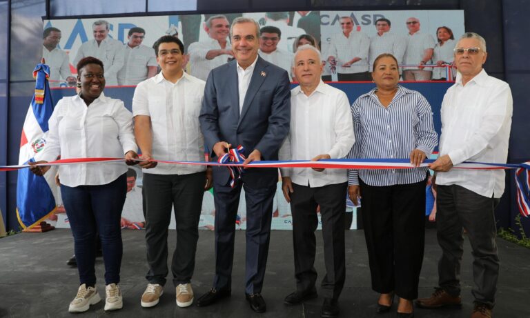 Abinader y la CAASD entregan saneada cañada Cachón Oeste
