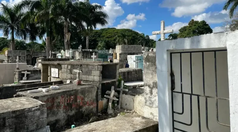 Cementerio Villa Mella se halla en estado crítico