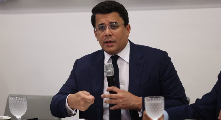 David Collado asegura playa de Boca Chica será remozada