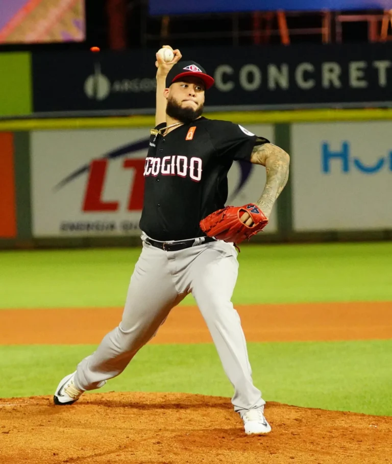 Santos y Hernández guían triunfo del Escogido sobre Licey