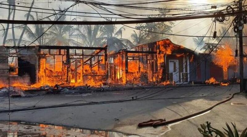 Incendio destruye negocios playa de los pescadores en Las Terrenas