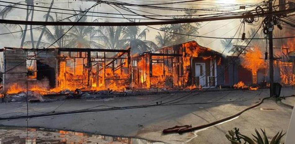 Incendio destruye negocios playa de los pescadores en Las Terrenas