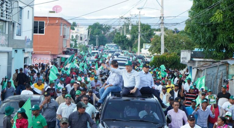Leonel Fernández pide respaldo a sus alcaldes