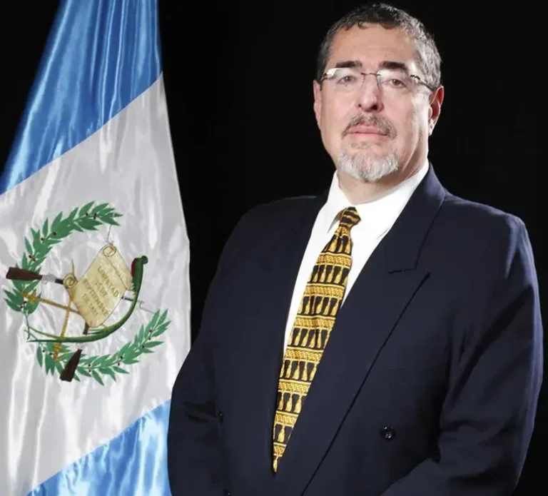 Presidente de Guatemala vuelve a citar a fiscal que trató de obstaculizar su investidura