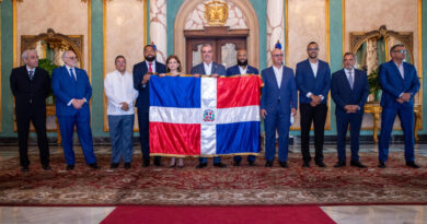 Presidente dominicano recibe al equipo de béisbol Tigres del Licey