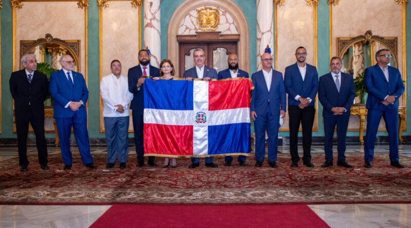 Presidente dominicano recibe al equipo de béisbol Tigres del Licey