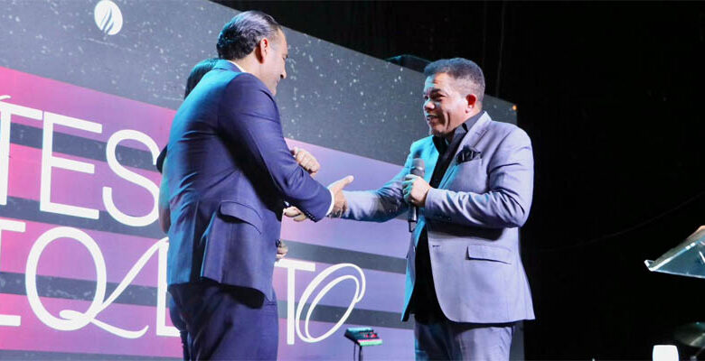 Pastor Santiago Ponciano bendice a Luis Alberto y afirma «que es un hombre sincero»
