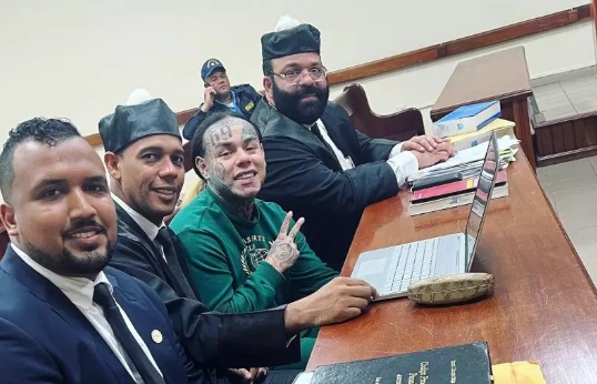 Tekashi intentó ahorcar y lanzar de un segundo piso a Yailin, según orden de arresto