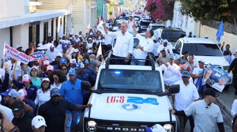 Abinader encabezó caravana con candidatos municipales de SJO
