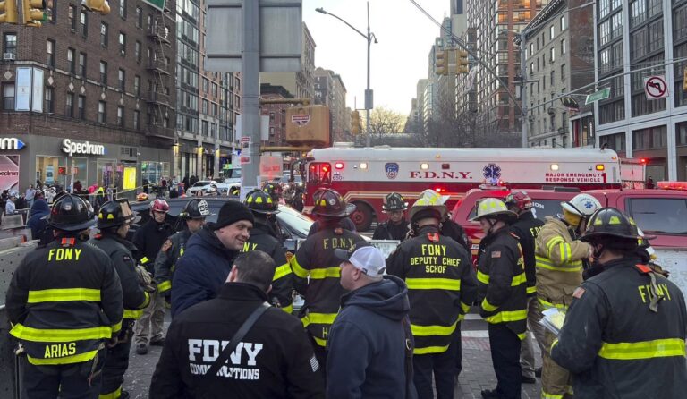 Choque 2 trenes deja 24 heridos en Nueva York, EU
