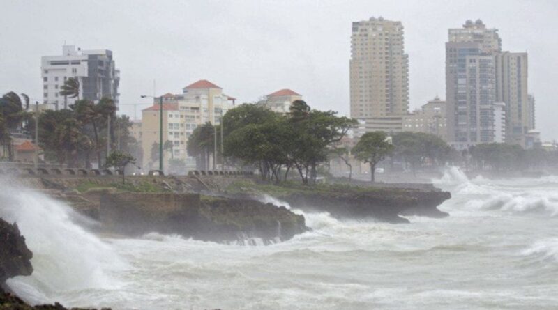 Lluvias débiles y oleaje peligroso en ambas costas del país, informa meteorología
