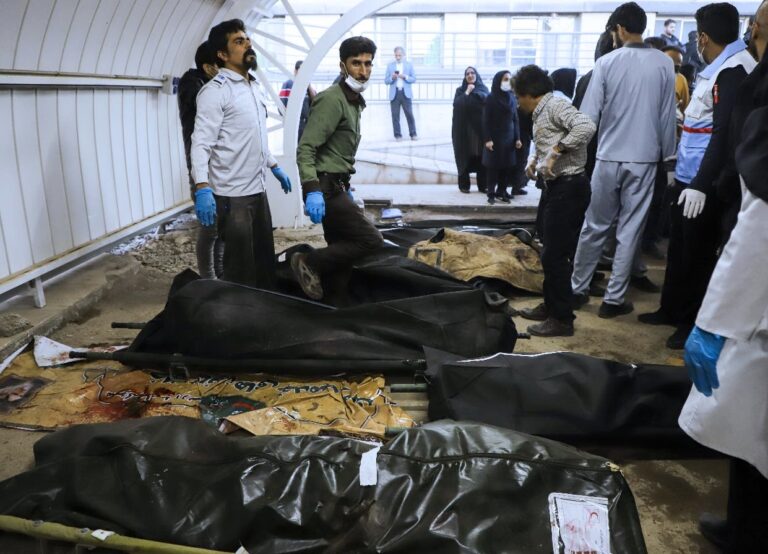 103 muertos y 140 heridos en 2 explosiones en Irán