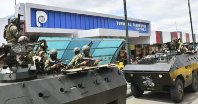 Retienen 178 funcionarios como rehenes en Ecuador